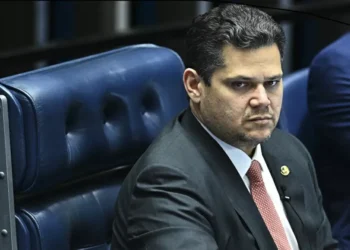 Alcolumbre vai pedir autorização ao STF para parlamentares visitarem Braga Netto na prisão