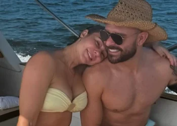 Paolla Oliveira curte dia de praia com Diogo Nogueira