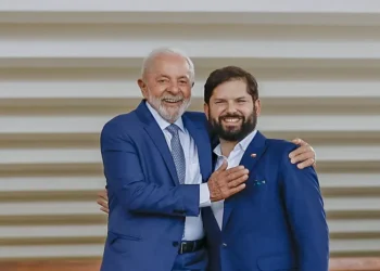 Lula e Boric criticam políticas comerciais de Trump durante encontro em Brasília