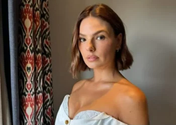 Isis Valverde exibe corpo tonificado à beira da piscina antes do casamento com Marcos Buaiz