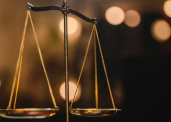 Tribunal mantém detenção domiciliária de assessor de Netanyhau