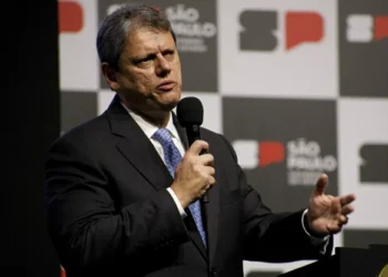 Tarcísio pressiona Hugo Motta a pautar PL que propõe anistia aos condenados pelo 8 de Janeiro