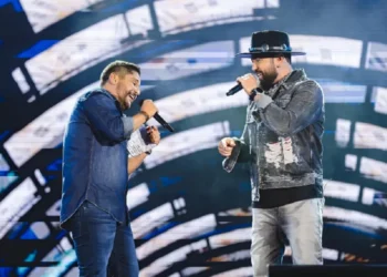 Jorge e Mateus emocionam fãs com quase 80 músicas em estreia da turnê de 20 anos