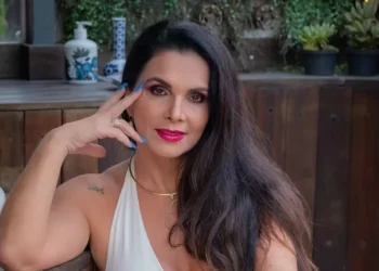 Luiza Ambiel provoca reações com foto sensual em banheira