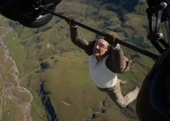 Tom Cruise dispensa dublê e aparece pendurado em avião em trailer de ‘Missão: Impossível – O Acerto Final’