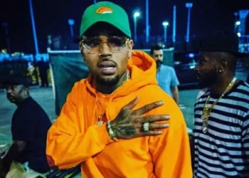 Chris Brown deixa prisão após seis dias detido por agressão a produtor musical