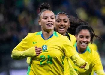 Dudinha marca duas vezes, Brasil bate Japão e é aplaudido de pé