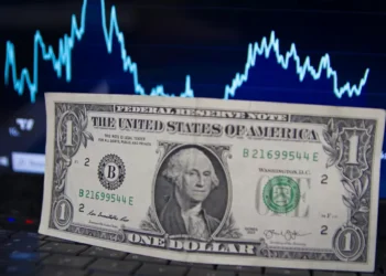 Dólar encerra o dia a R$ 5,74 com tom cauteloso do Fed; Ibovespa fecha quase estável