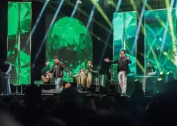 Cantor sertanejo Marrone cai do palco e show é encerrado em Goiânia