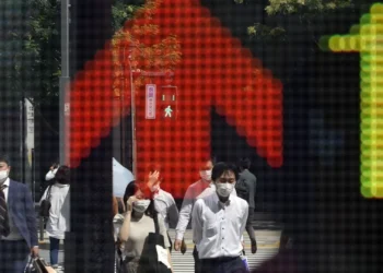 Bolsa de Tóquio fecha a ganhar 1%