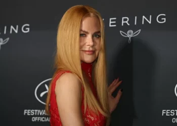 Nicole Kidman é homenageada em Cannes e pede que cineastas escrevam ‘papéis melhores para mulheres’
