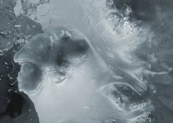 Geleira na Antártida é flagrada cometendo “pirataria de gelo”