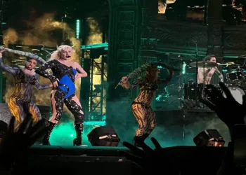 Lady Gaga reúne 2,1 milhões de fãs em show gratuito na Praia de Copacabana