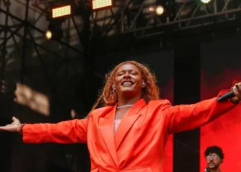 Liniker reúne 120 mil pessoas no Vale do Anhangabaú no maior show da Virada Cultural de 2025