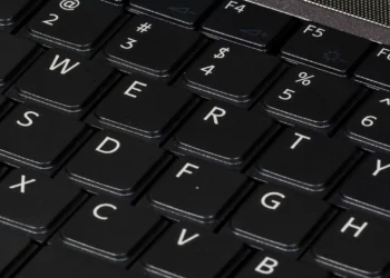 Por que os teclados não seguem a ordem alfabética? Descubra o motivo