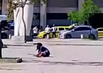 Homem ameça transeuntes com foice no Aeroporto Santos Dumont e é baleado por policial 