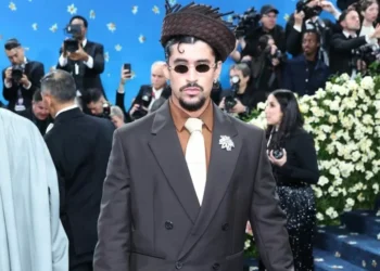 Look de Bad Bunny no Met Gala gera comparações com Chico Bento