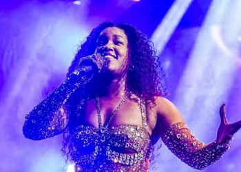 Virada Cultural 2025: Iza interrompe apresentação para ajudar fãs