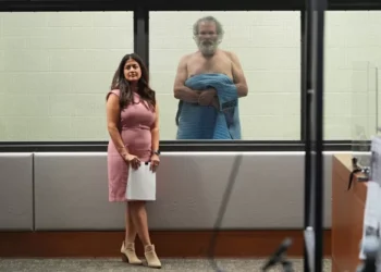 Homem acusado de invadir casa de Jennifer Aniston aparece seminu em audiência