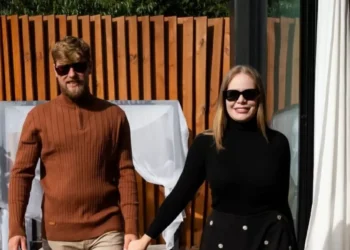 Ex-BBB Paulinha Leite revela que está esperando gêmeos