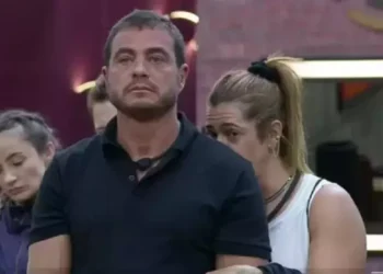 Power Couple: Dhomini perde o controle e grita com Carol durante programa ao vivo
