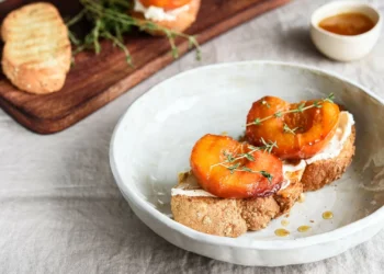 Tosta de pêssego, ricotta e pistacho, a combinação de snack perfeita