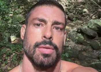 Cauã Reymond surpreende ao compartilhar técnica de respiração e abdômen na praia