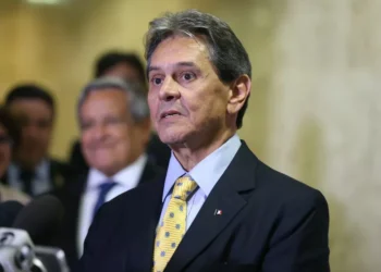 Após autorização do STF, Roberto Jefferson deixa prisão de tornozeleira eletrônica para cumprir pena em casa