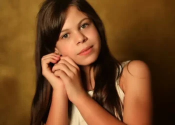 Pais de Millena Brandão prestam homenagem após atriz morrer aos 11 anos