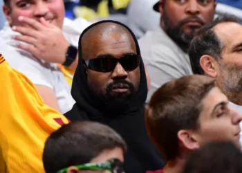 Canção de Kanye West que glorifica Hitler, proibida em outras plataformas, alcança milhões de visualizações no X