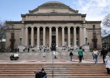 Universidade de Columbia despede 180 investigadores devido a cortes de Trump
