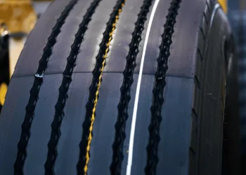 O que significam as linhas coloridas nos pneus?