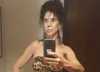 Estrela dos anos 90, Claudia Alencar exibe look ousado e recebe elogios nas redes sociais