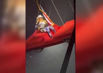 Beyoncé interrompe show após problema em carro suspenso no ar