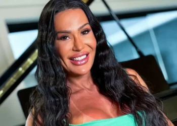 Gracyanne Barbosa se batiza em cerimônia evangélica liderada por Pablo Marçal