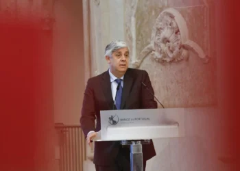 Cautela, mas sem alarmismo. Economistas afastam pessimismo de Mário Centeno