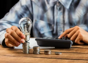 Bandeira tarifária permanece vermelha patamar 1 em julho, anuncia Aneel