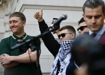 Rapper acusado de apoiar o Hezbollah comparece a tribunal em Londres com lenço palestino sobre os ombros