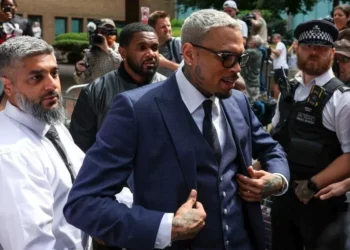 Chris Brown se declara inocente em processo de agressão em boate em Londres