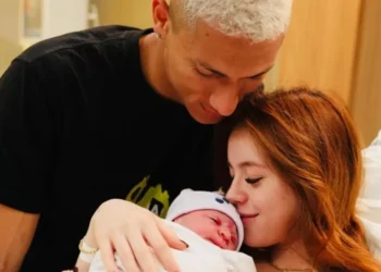 Richarlison e Amanda Araújo celebram o nascimento do primeiro filho