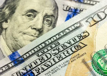 Dólar recua na contramão do exterior e fecha sexta a R$ 5,48; Ibovespa cai abaixo de 137 mil