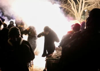 Manifestantes prometem continuar nas ruas de LA após chegada de militares