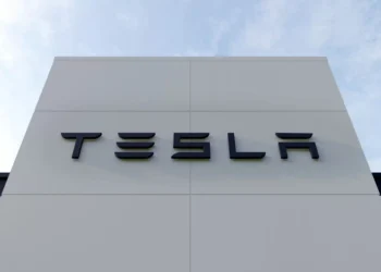 Tesla lança robotáxi com monitor humano a bordo — por enquanto