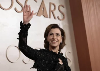 Fernanda Torres responde Academia após convite para ser votante no Oscar