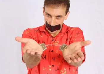 Leo Lins é condenado a 8 anos de prisão por piadas consideradas preconceituosas