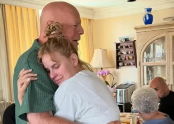 Filha de Bruce Willis é criticada por postar foto com o pai, que está com demência