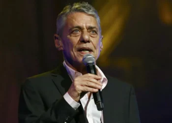 Chico Buarque se recupera bem de cirurgia cerebral, diz médico