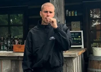 Justin Bieber expõe desavença com amigo e fala sobre traumas