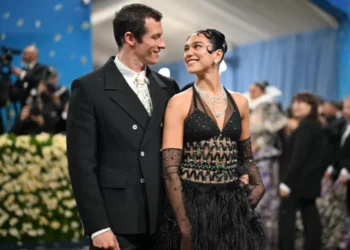 Dua Lipa confirma noivado com ator Callum Turner