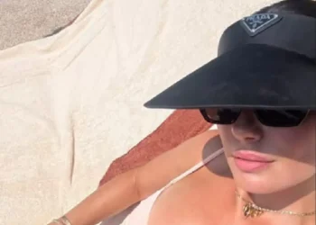 Isis Valverde curte lua de mel na Sardenha e posa de biquíni nude